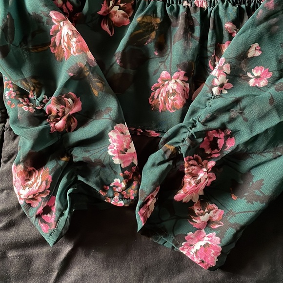 Lini puff sleeve floral smocked blouse - Picture 9 of 11